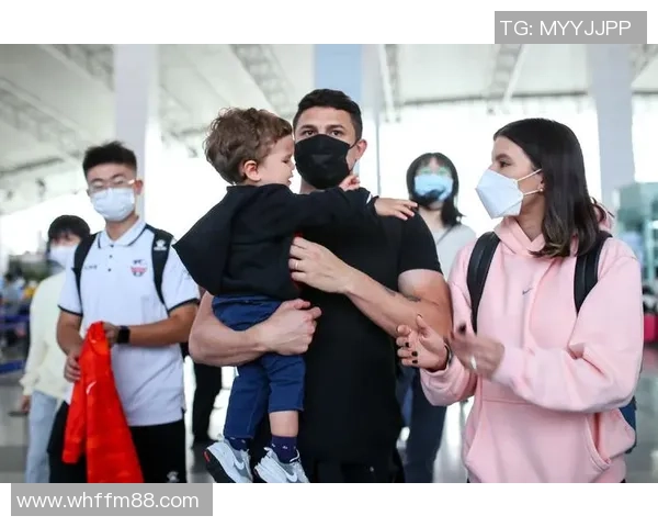 巴西足球明星抵达机场引发粉丝热潮现场气氛火爆令人惊叹