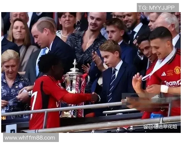 乔治与足球明星们的精彩合影展现了运动精神与友谊的完美结合